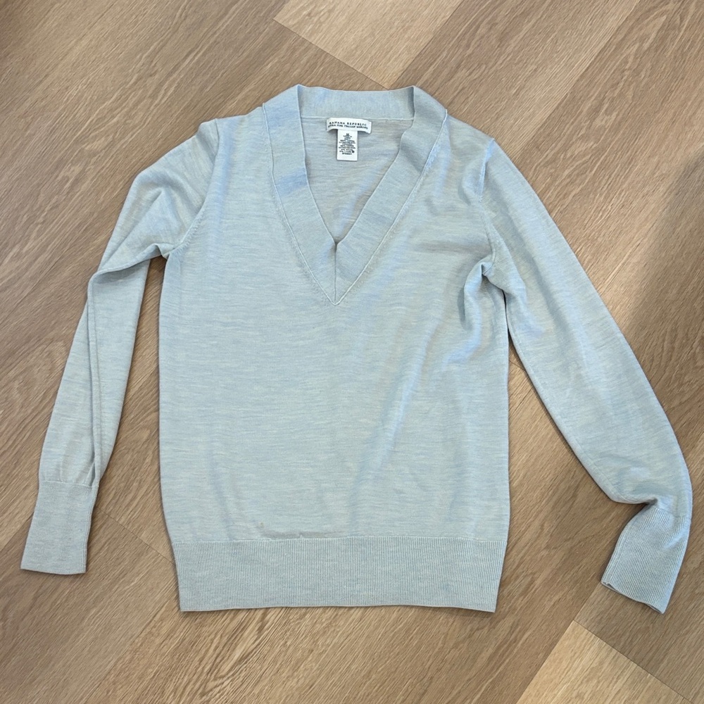 Banana Republic Soft Green V-Neck Sweater EUC - fine Italian Merino Wool